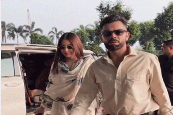 विराट कोहली संग एयरपोर्ट पर स्पॉट हुई अनुष्का, गले में तुलसी की माला और माथे में बिंदी  ने जीता फैंस  का दिल