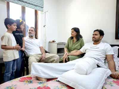 सारंडा IED ब्लास्ट में घायल कोबरा कमांडेंट अजय मलिक से मिले राहुल गांधी