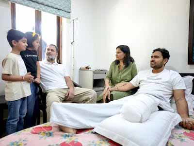 सारंडा IED ब्लास्ट में घायल कोबरा कमांडेंट अजय मलिक से मिले राहुल गांधी