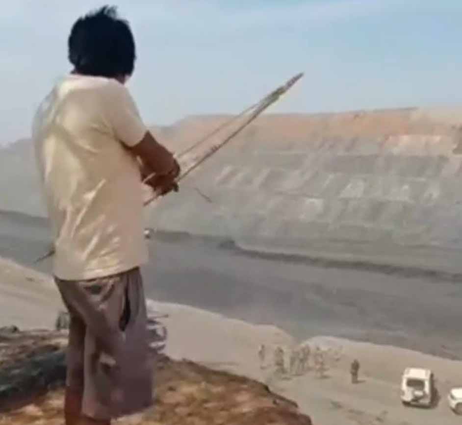 हजारीबाग में पूर्व मंत्री योगेंद्र साव का तांडव, तीर-धनुष लेकर वर्करों पर किया हमला