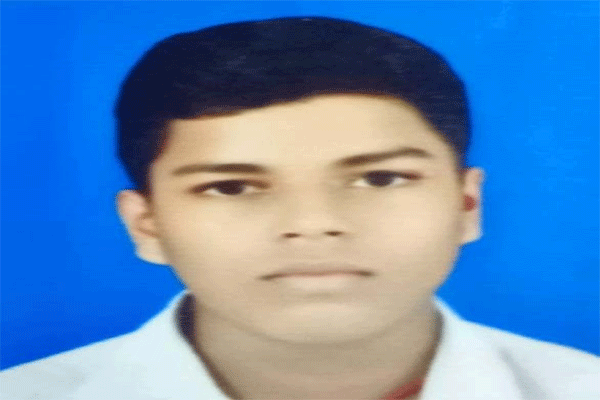 लातेहार : करण कुमार 97.2 प्रतिशत अंक लाकर बने जिला टॉपरला