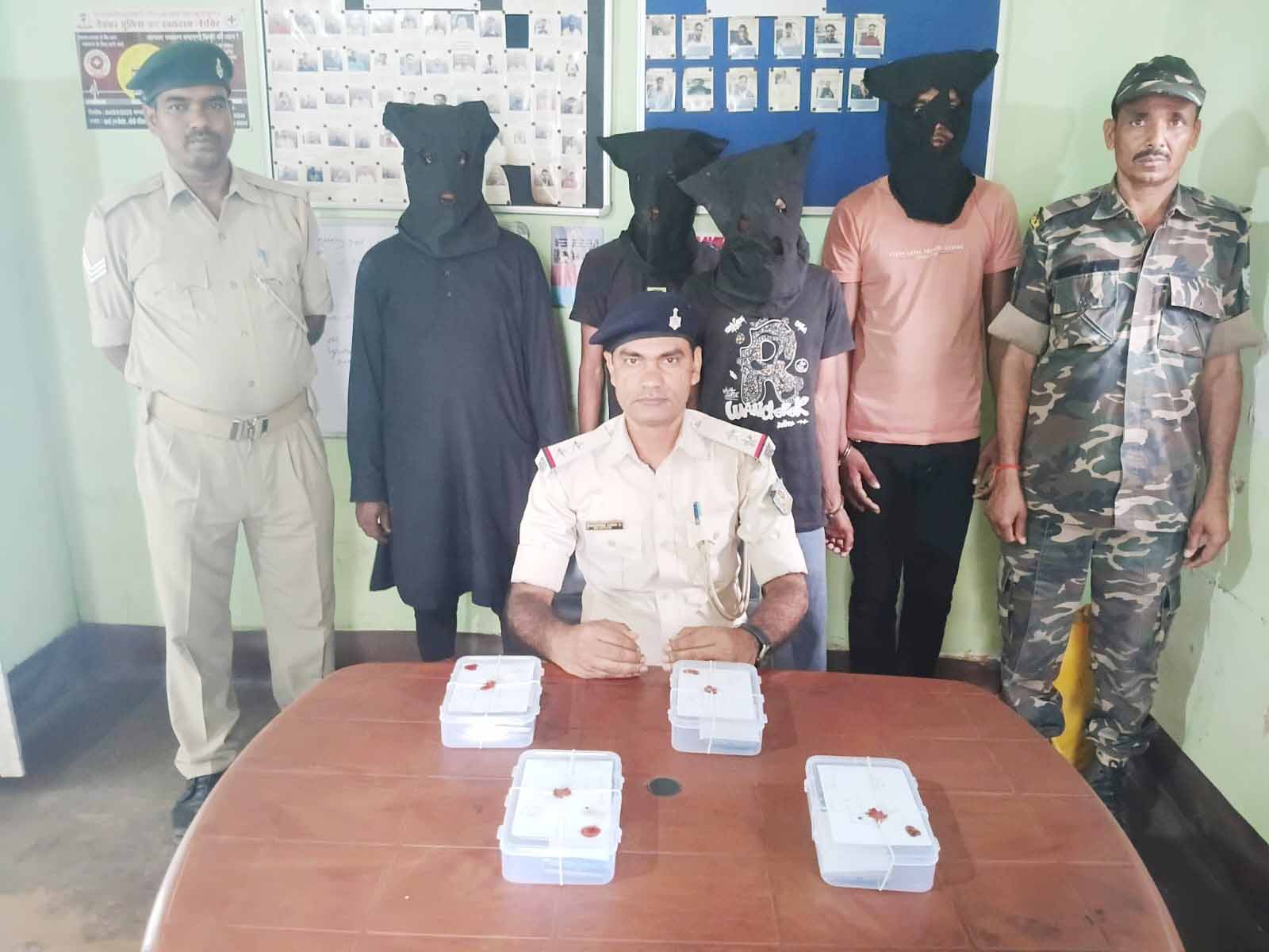 देवघर में 4 साइबर अपराधी गिरफ्तार, PM किसान व कैशबैक के नाम पर करते थे ठगी