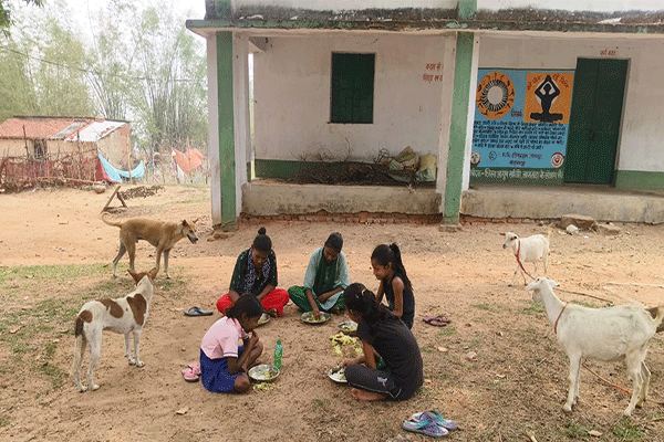 जामताड़ा: कुत्ते-बकरी के बीच मध्याह्न भोजन करने को मजबूर स्कूली बच्चे