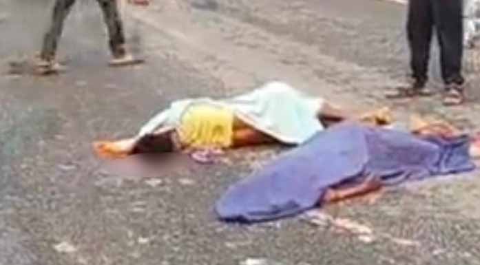 रामगढ़ : टैंकर की टक्कर से स्कूटी सवार दो मजदूरों की मौत, मुआवजे की मांग पर सड़क जाम