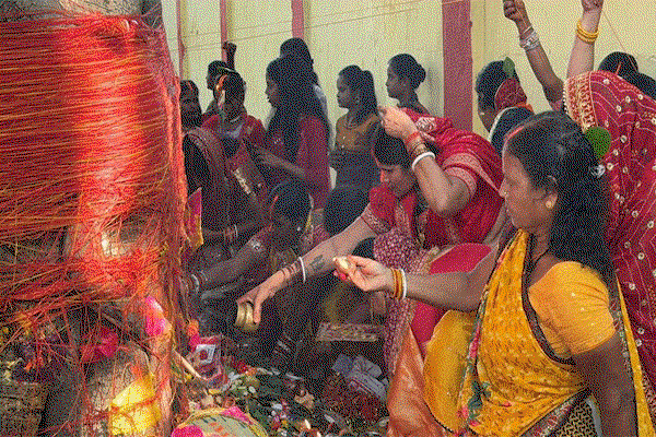 Giridih News : पति की लंबी उम्र की कामना के साथ सुहागिनों ने किया वट सावित्री व्रत