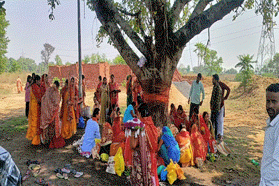 Palamu  News : वट सावित्री व्रत पर सुहागिनों ने पति की लंबी उम्र की कामना
