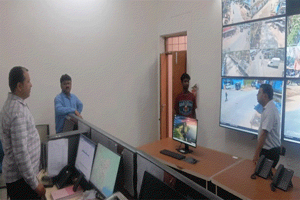 Latehar News : डीसी ने किया कंट्रोल रूम व अनुमंडल कार्यालय का औचक निरीक्षण