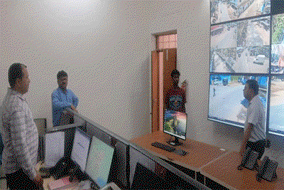 Latehar News : डीसी ने किया कंट्रोल रूम व अनुमंडल कार्यालय का औचक निरीक्षण