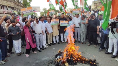 Ranchi News : महंगाई के खिलाफ कांग्रेस का प्रदर्शन, प्रधानमंत्री का पुतला फूंका