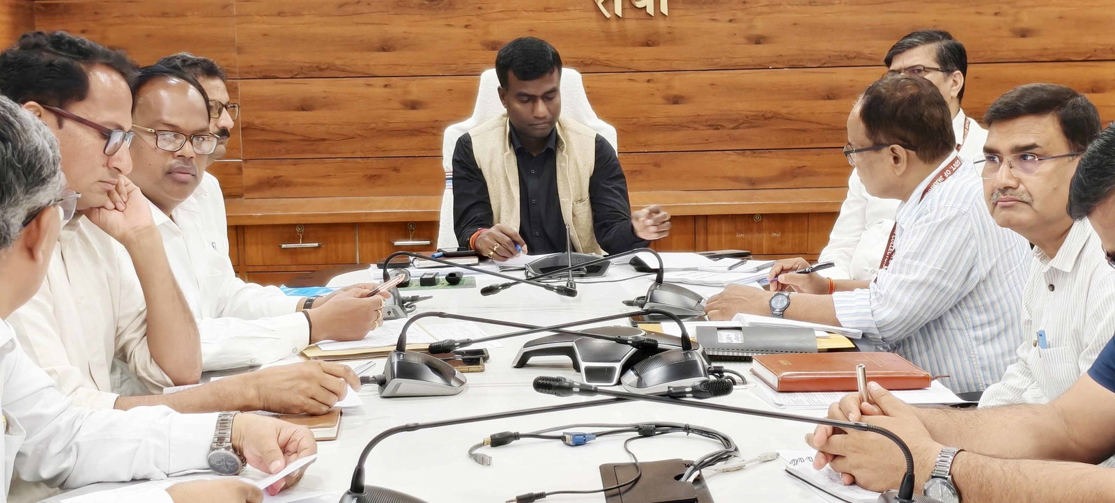 Ranchi : जिले में चल रही योजनाओं की DC ने की समीक्षा, रैयतों के मुआवजा भुगतान में तेजी लाने के निर्देश