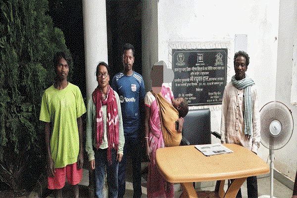 Simdega News : गिरदा ओपी पुलिस ने भटकी महिला व बच्चे को सुरक्षित परिजनों से मिलाया