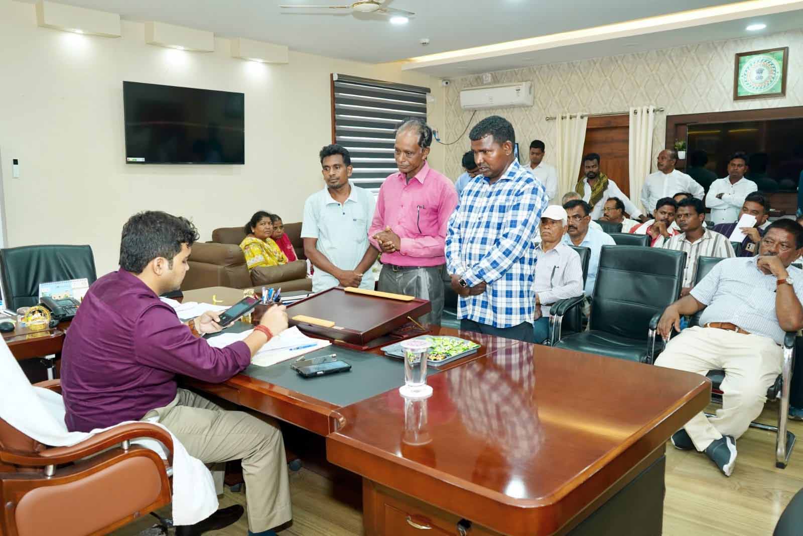 Chaibasa : डीसी ने जनता दरबार में सुनीं लोगों की समस्याएं, त्वरित निष्पादन के निर्देश