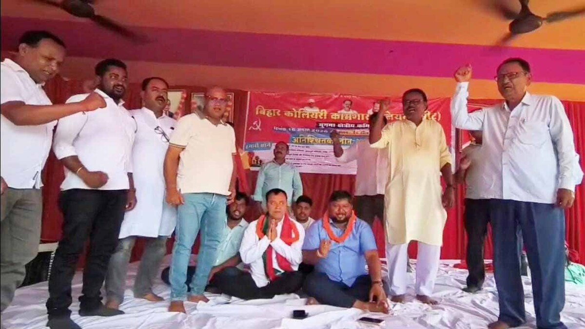 Dhanbad : 10 सूत्री मांगों को लेकर सीटू का अनशन शुरू, निरसा विधायक ने किया समर्थन
