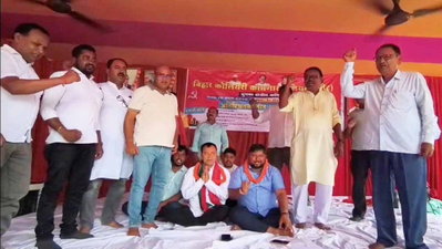 Dhanbad : 10 सूत्री मांगों को लेकर सीटू का अनशन शुरू, निरसा विधायक ने किया समर्थन