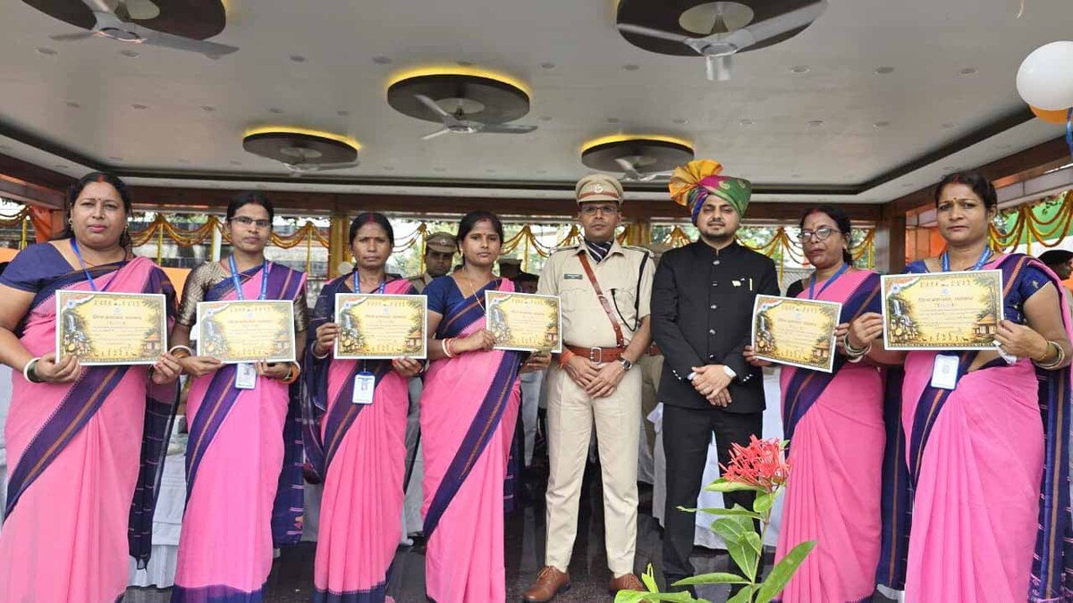 Dhanbad : SIR में शत-प्रतिशत डिजिटाइजेशन पूरा करने वाले BLO सम्मानित