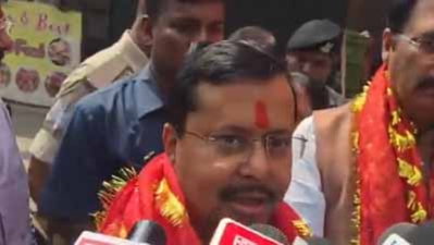 भाजपा अध्यक्ष नितिन नवीन पहुंचे पटना, दुर्गा पंडालों में की पूजा
