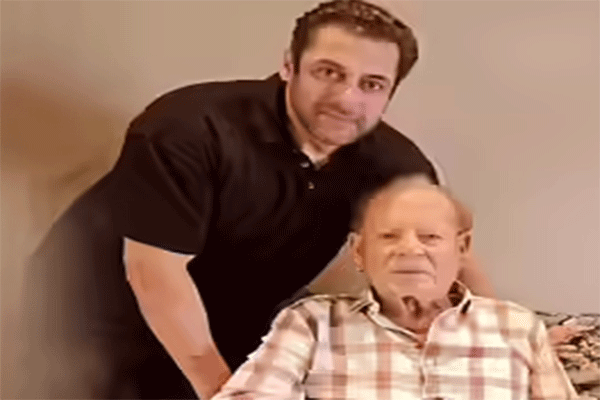 अस्पताल से डिस्चार्ज हुए सलीम खान, 1 महीने बाद घर लौटे