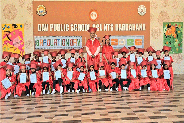 डीएवी बरकाकाना में नर्सरी ग्रेजुएशन डे का आयोजन