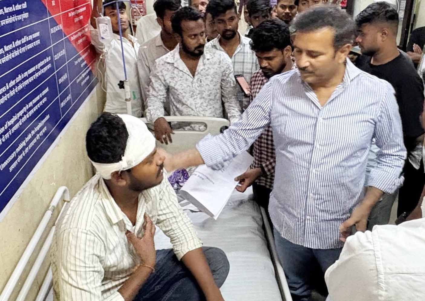 लाठीचार्ज में घायल बबलू से मिलने पहुंचे सुदेश महतो, दोषियों पर कार्रवाई की मांग