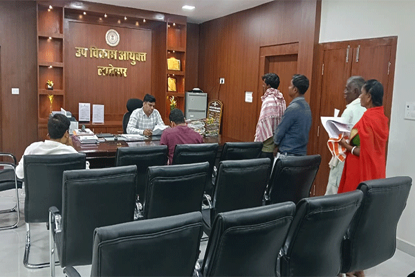 लातेहार : जन शिकायत निवारण में डीडीसी ने सुनी ग्रामीणों की समस्याएं