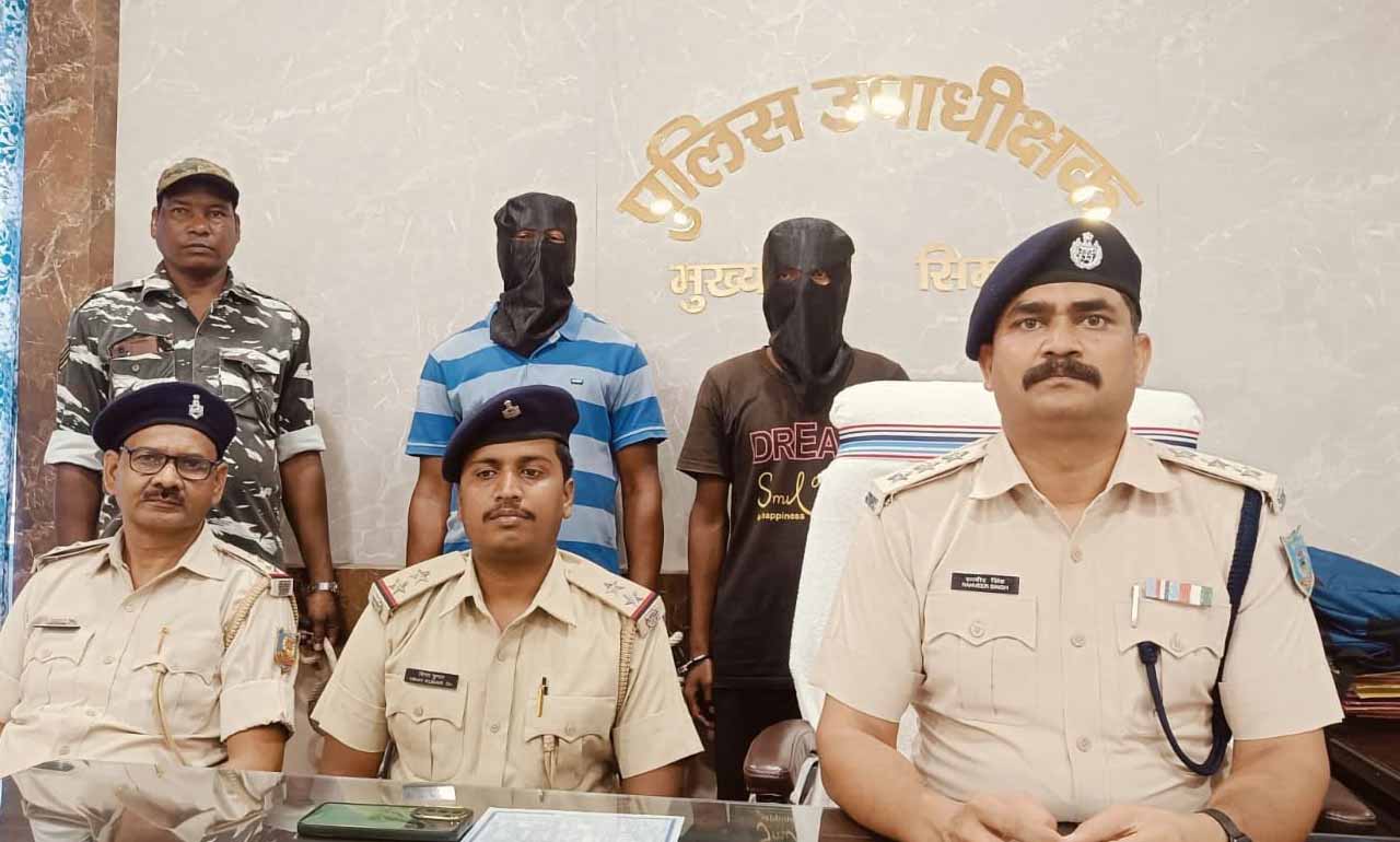 सिमडेगा : अंतरराज्यीय दो बालू तस्कर गिरफ्तार, ट्रैक्टर जब्त