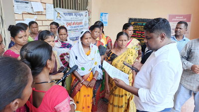 चाईबासा : गोइलकेरा में विधायक ने जनता दरबार में सुनीं समस्याएं, पेयजल संकट दूर करने के निर्देश