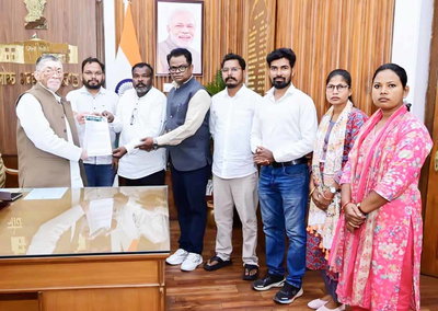 चाईबासा नो इंट्री मामले को लेकर आंदोलन समिति के प्रतिनिधियों ने राज्यपाल से की मुलाकात