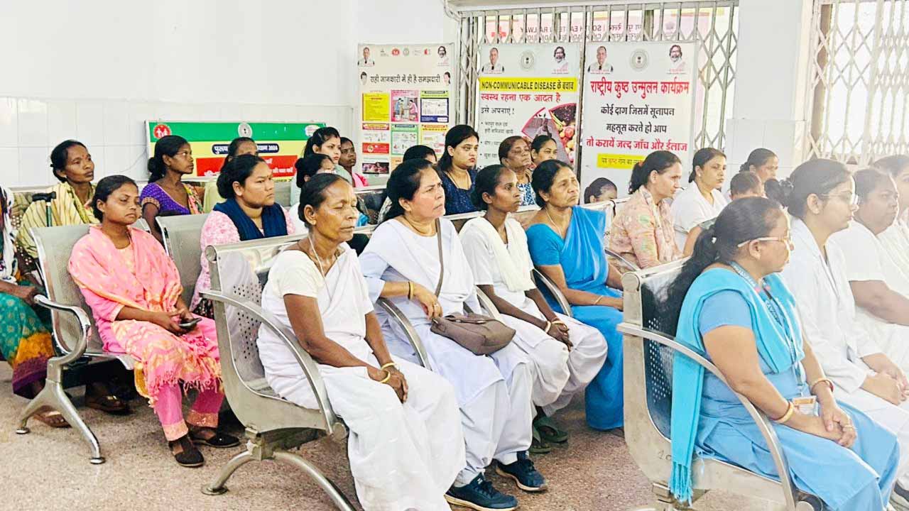 चक्रधरपुर : रेलवे अस्पताल में महिलाओं को ट्यूबरकुलोसिस के बारे में दी गई जानकारी