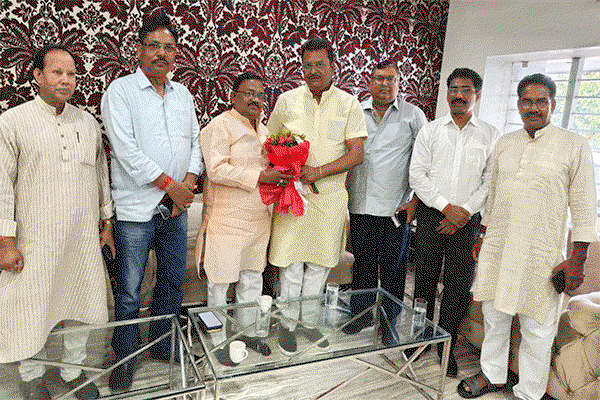 Hazaribagh News : सांसद मनीष जायसवाल से मिले भाजपा जिला संगठन प्रभारी, संगठन विस्तार पर हुई चर्चा