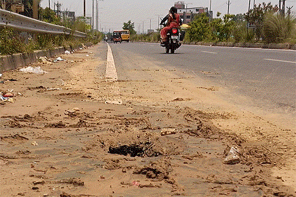 Dhanbad News : 8 लेन सड़क पर धंसान से बढ़ा खतरा,सड़क सुरक्षा पर उठे सवाल