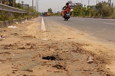 Dhanbad News : 8 लेन सड़क पर धंसान से बढ़ा खतरा,सड़क सुरक्षा पर उठे सवाल
