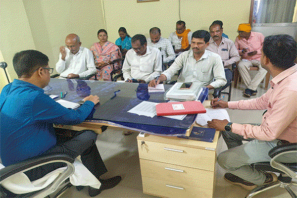 Jamtara News : नारायणपुर में आवास योजनाओं की समीक्षा बैठक ,लंबित आवासों को शीघ्र पूरा करने का निर्देश
