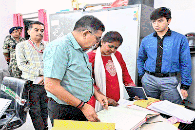 Bokaro News:  जिला खेल पदाधिकारी कार्यालय का DC  ने किया औचक निरीक्षण