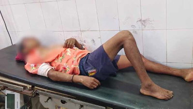 Chakradharpur : मनोहरपुर में हाथी के हमले से युवक गंभीर रूप से घायल, भर्ती