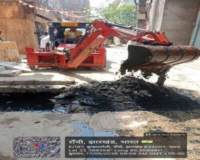 Ranchi News : स्किड लोडर मशीन से संकरी गलियों में हो रही नालियों की सफाई