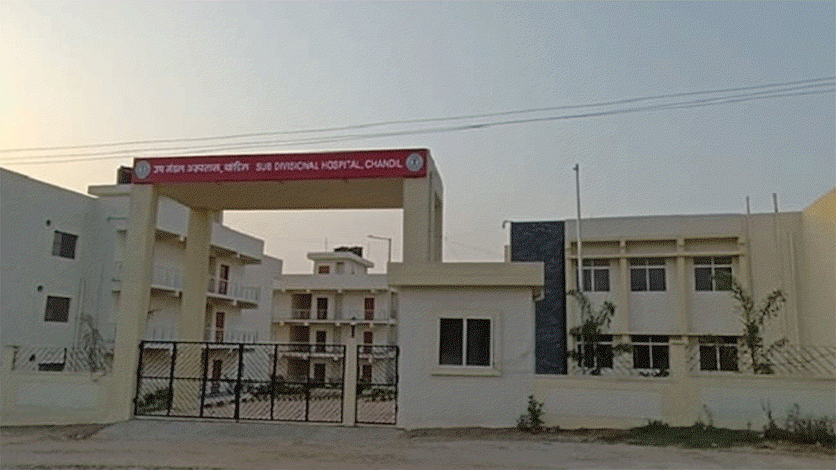 Saraikela News : नया अनुमंडलीय अस्पताल तैयार, फिर भी इलाज के लिए पुराने जर्जर भवन पर निर्भर मरीज