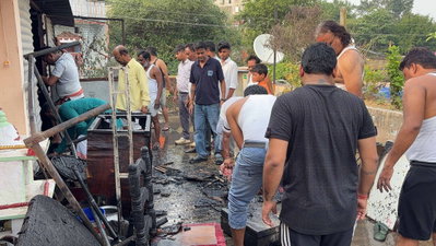 Chaibasa News : कपड़ा गोदाम में लगी आग, हजारों का नुकसान