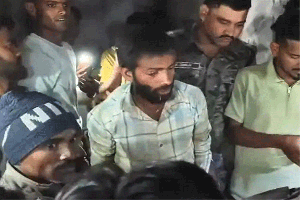 गिरिडीह: बच्चा चोरी की अफवाह पर युवक की पिटाई, पुलिस ने बचाया