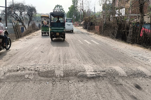 पलामू : स्पीड ब्रेकर बना जानलेवा, हो रही सड़क दुर्घटनाएं, हटाने की मांग