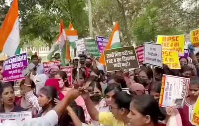 पटना: TRE-4 को लेकर सड़क पर उतरे अभ्यर्थी, BPSC के खिलाफ नारेबाजी