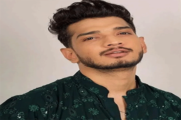 भीड़ में फंसे मुनव्वर फारूकी, इफ्तार पार्टी से सिक्योरिटी ने निकाला