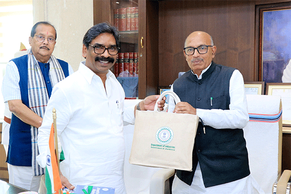 CM  ने स्पीकर, नेता प्रतिपक्ष और संसदीय कार्यमंत्री को भेंट की झारखंड राइजिंग पुस्तक