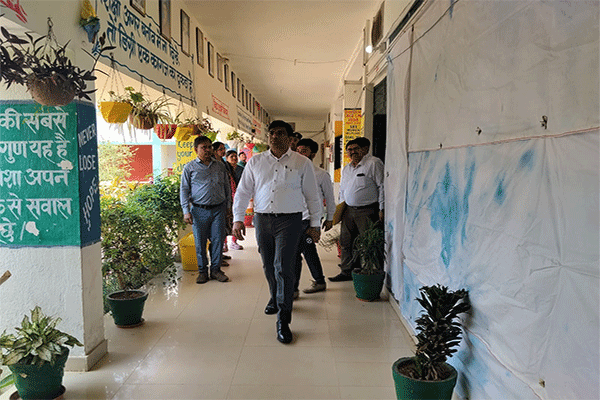 लातेहार : जेपीएससी प्रारंभिक परीक्षा केंद्र का डीडीसी ने किया निरीक्षण