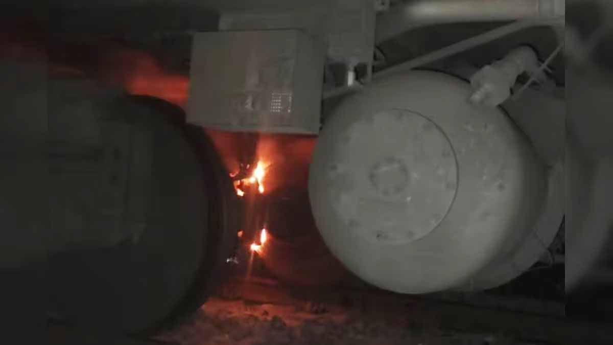 बिहार : कोसी एक्सप्रेस की स्लीपर बोगी में लगी आग, यात्रियों ने कूदकर बचाई जान