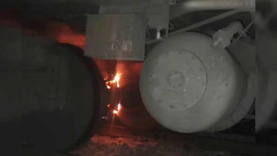 बिहार : कोसी एक्सप्रेस की स्लीपर बोगी में लगी आग, यात्रियों ने कूदकर बचाई जान