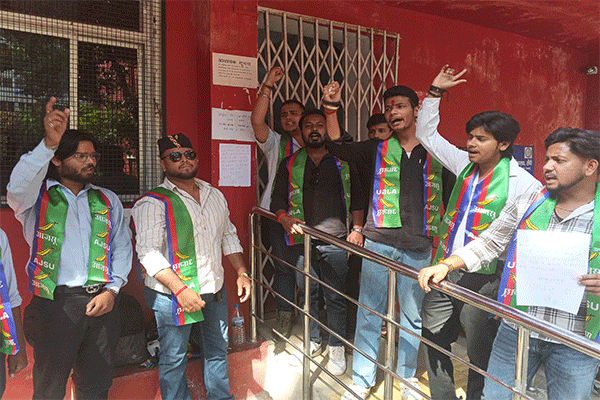 RU में VC के नए आदेश के खिलाफ आजसू का प्रदर्शन, नोटिस फाड़ा