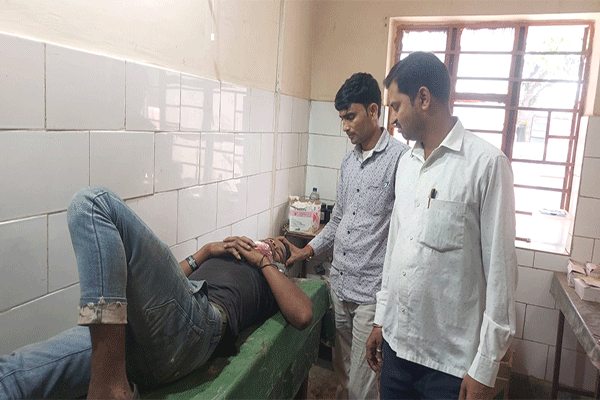 जामताड़ा : पेड़ से टकराई बाइक, युवक गंभीर रूप से घायल