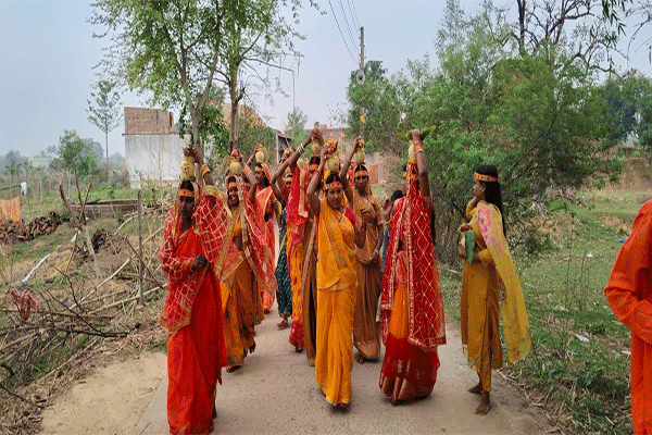 गिरिडीह: दुर्गा मंदिर प्राण प्रतिष्ठा पर भव्य कलश यात्रा, उमड़ा श्रद्धा का सैलाब