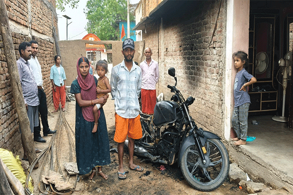 लातेहार : अपराधियो ने घर के बाहर खड़ी बाईक में लगाई आग