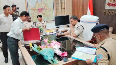देवघर में निवर्तमान SP ने वर्तमान एसपी प्रवीण पुष्कर को सौंपा कार्यभार
